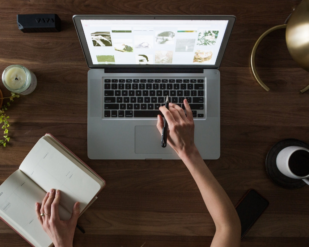 pessoaestudandocomnotebookecaderneta pessoaestudandocomnotebookecaderneta