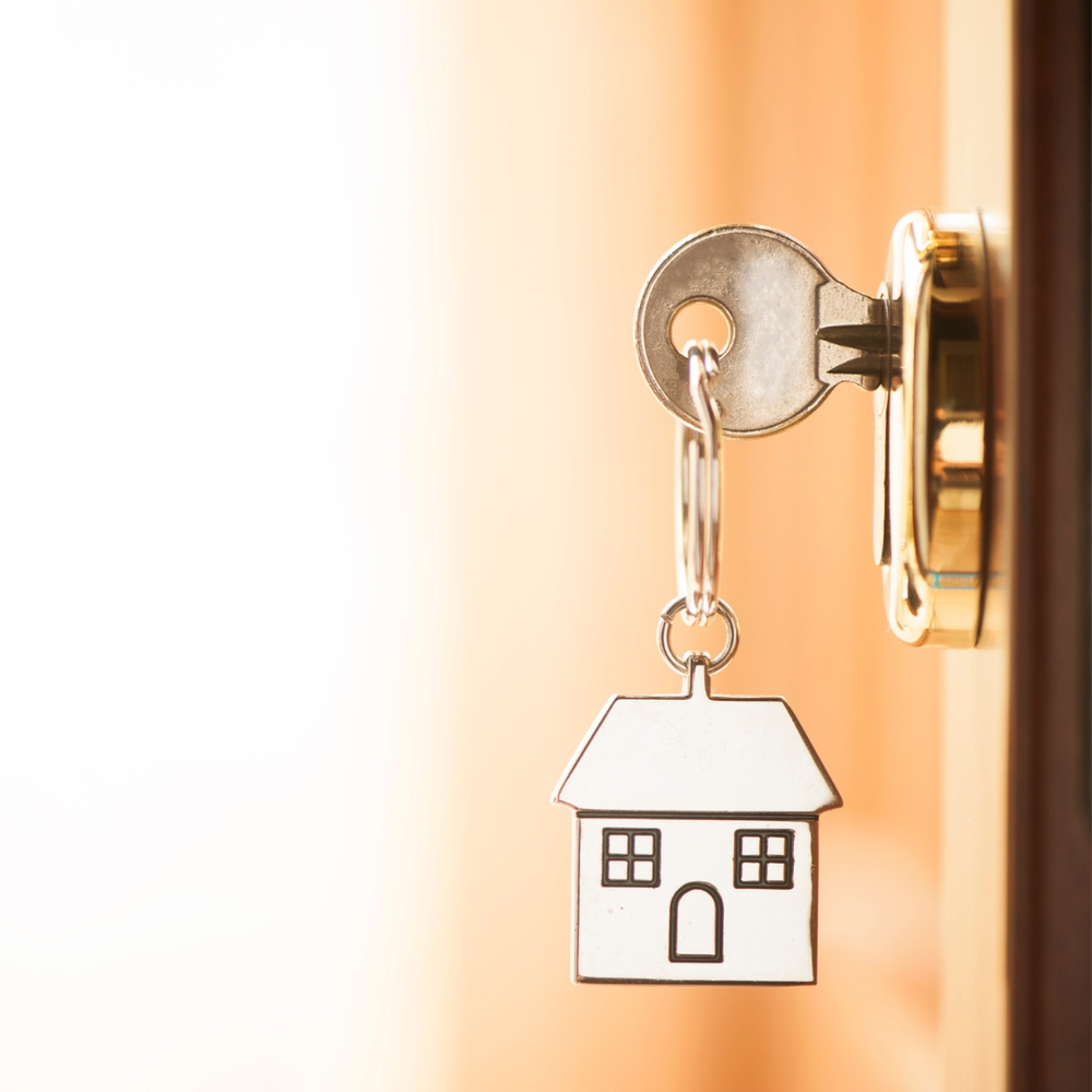 chavecomchaveirodeumacasadesenhada chave com chaveiro de uma casa desenhada.