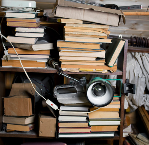 pilhadelivrosvelhossendoarmazenados pilha de livros velhos sendo armazenados