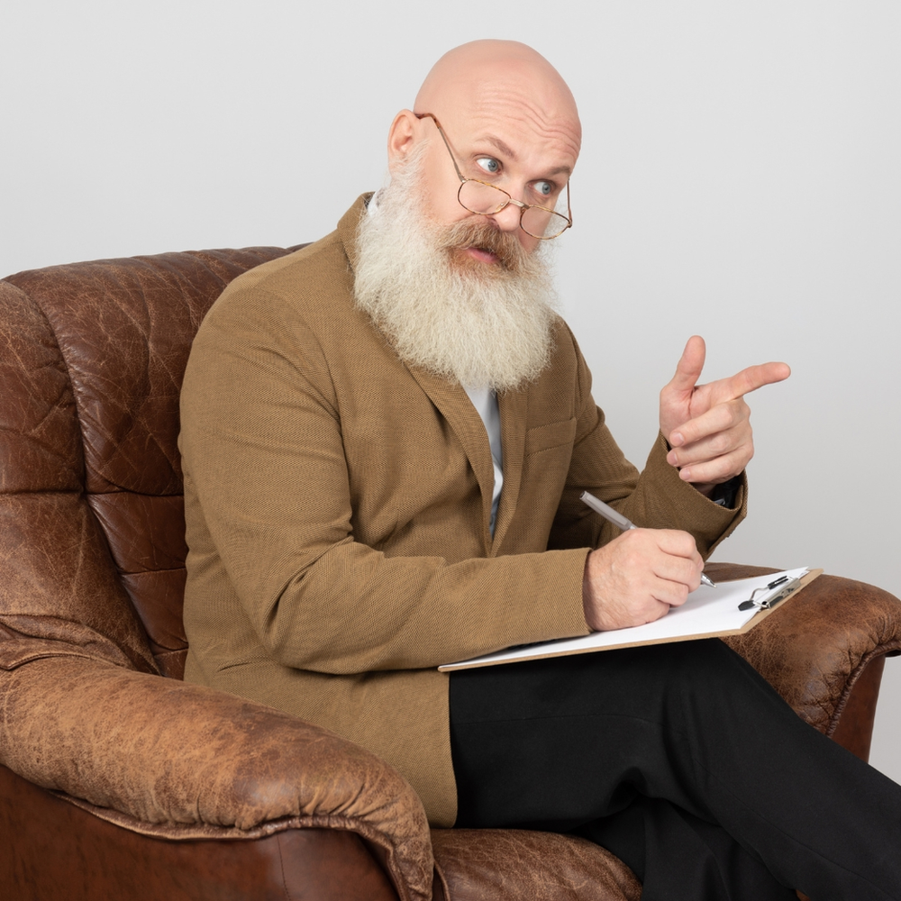 terapeuta experiente anotando e indagando paciente