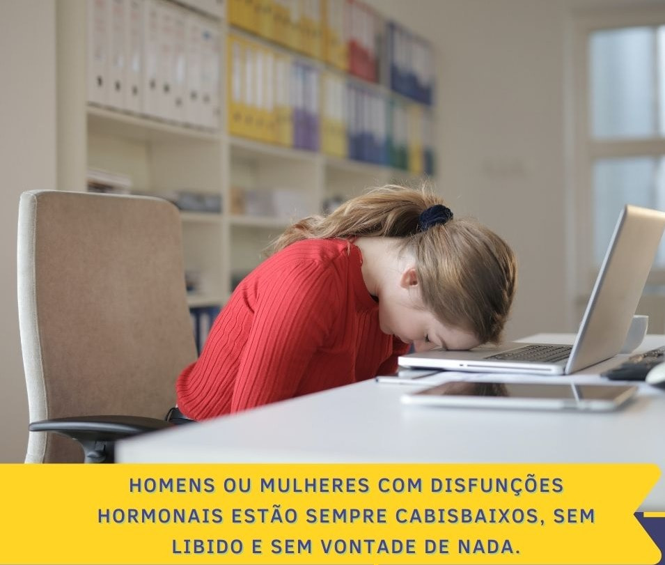 capa equilibre seus hormônios com jovem cansada com a baceça deitada na mesa